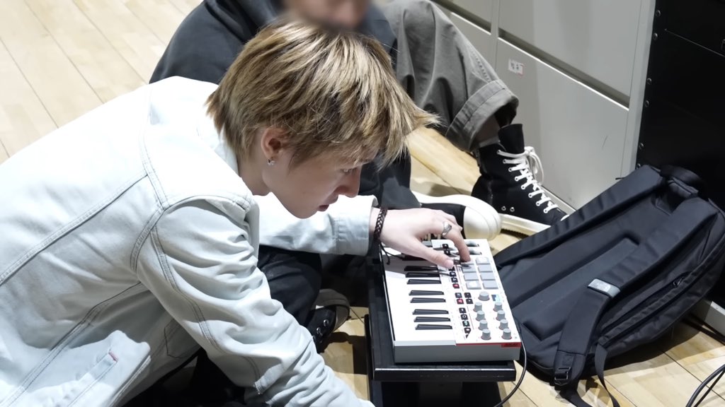 เบื้องหน้ามาร์ตินดูเป็นฝรั่ง ตัวโต มั่นใจ มีภาวะผู้นำสูงมาก พอมาเห็นเบื้องหลังที่น้องเครียดจัด ซ้อมเยอะ กังวลกลัวทำออกมาได้ไม่ดี แล้วรู้เลยว่าน้องเป็นเด็กอายุ 17 ปีจริงๆอะ ทุกคนได้โปรดใจดีกับคอร์ติสหน่อยนะ 😭😭