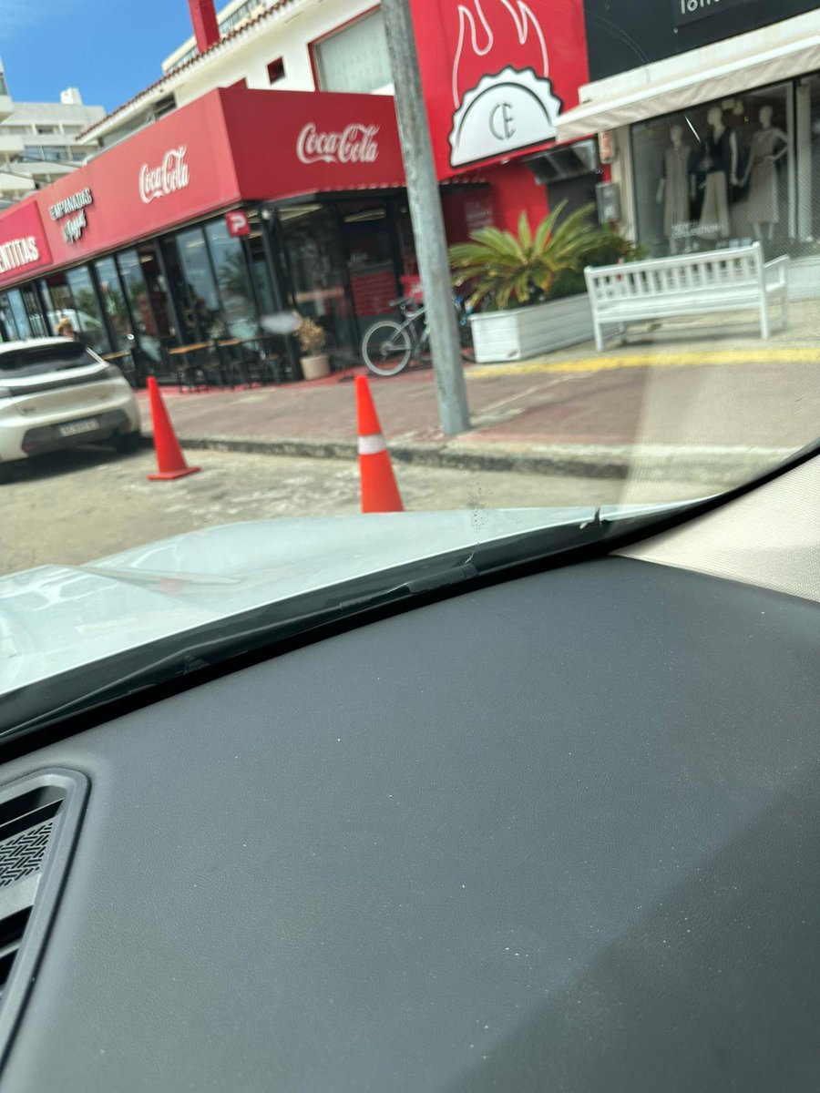 emepege's tweet photo. En el corazón de la península, específicamente en la calle 31 casi esquina Gorlero, un creciente malestar se apodera de vecinos y trabajadores locales. El motivo: la colocación de conos de tránsito por parte de un comercio de empanadas que opera en la zona, lo que impide el estacionamiento y complica la circulación en una de las áreas más transitadas de la ciudad balnearia. Según relatos de residentes, esta práctica se ha convertido en una constante, afectando la convivencia y el orden público. "Denuncié una y otra vez esta situación tanto en la Dirección de Tránsito de la Intendencia como en el Municipio. No hicieron y no hacen nada. Los inspectores de tránsito pasan a cada rato y no hacen nada", explicó uno de los vecinos afectados. Este testimonio resume la frustración generalizada, donde las autoridades parecen ignorar las quejas reiteradas. Las imágenes aportadas por el mismo vecino ilustran la persistencia del problema. Capturadas en tres días distintos, muestran los conos naranja dispuestos en la calzada, reservando espacios para clientes del local o posiblemente para sus propios vehículos. En una de las fotos, tomada un lunes por la mañana, se ve al menos media docena de conos alineados, bloqueando varios metros de estacionamiento público. Otra, de un miércoles al atardecer, evidencia cómo esto genera congestión en hora pico, con autos desviándose y peatones sorteando obstáculos. La tercera, de un viernes noche, resalta el impacto en la vida nocturna, con turistas confundidos por la ocupación irregular. En temporada alta, como la actual, el tránsito se intensifica, y prácticas como esta agravan el caos. Vecinos argumentan que viola normativas municipales sobre ocupación de vías, que prohíben reservar estacionamientos sin autorización. "Es una falta de respeto. Trabajamos aquí y no podemos ni dejar el auto para hacer mandados", comentó un empleado de un comercio cercano. Los afectados exigen una intervención urgente. Mientras tanto, la calle 32 sigue siendo escenario de esta disputa, recordándonos que incluso en paraísos turísticos, el orden público es esencial para la armonía comunitaria.