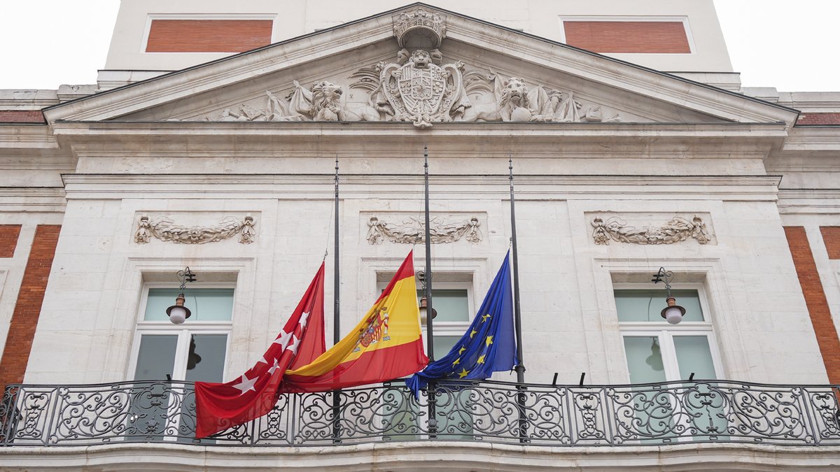 ⚫️ La presidenta <a href="/IdiazAyuso/">Isabel Díaz Ayuso</a> decreta tres días de luto oficial en la Comunidad de Madrid por el accidente ferroviario en #Adamuz, Córdoba.

En la próxima reunión del #ConsejodeGobierno se guardará un minuto de silencio en recuerdo a las víctimas.

+Info: c.madrid/kjw37