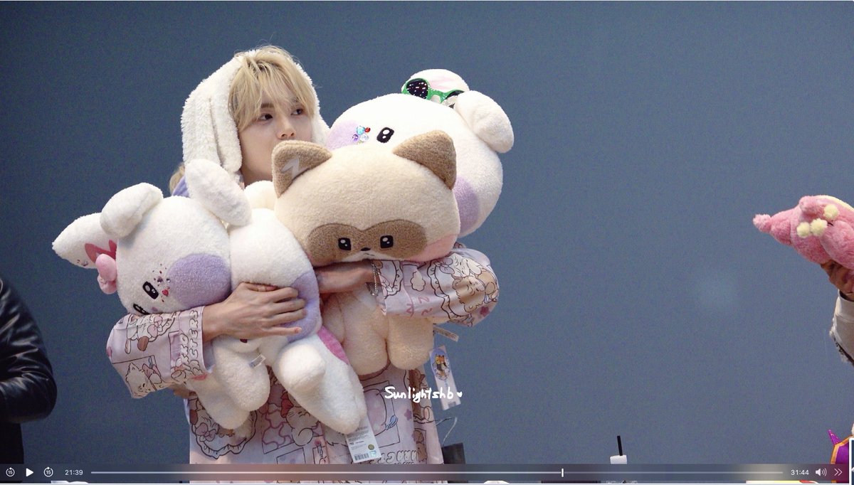 looking through video and suddenly paused at a yujin that’s so cute 😖🥺