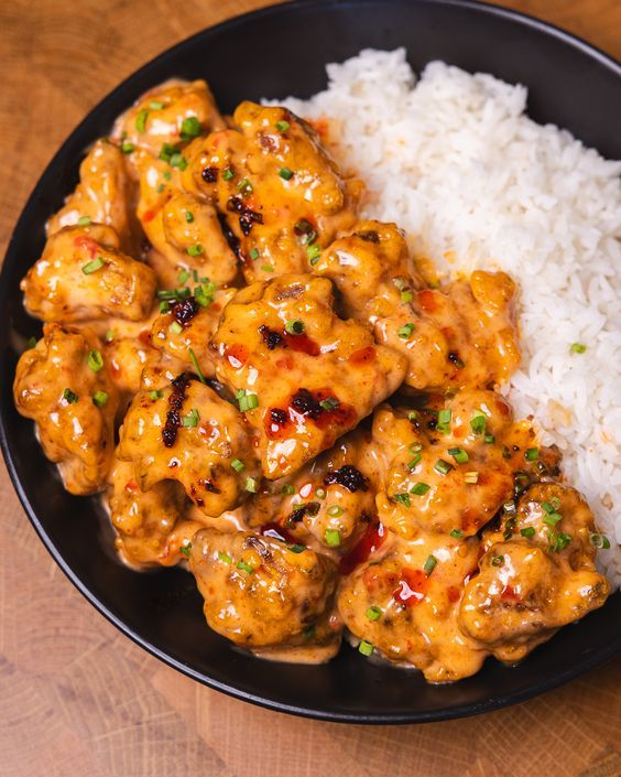 🍛Spicy Creamy Chicken with White Rice—a dish that's a feast for the eyes, nose, and mouth.