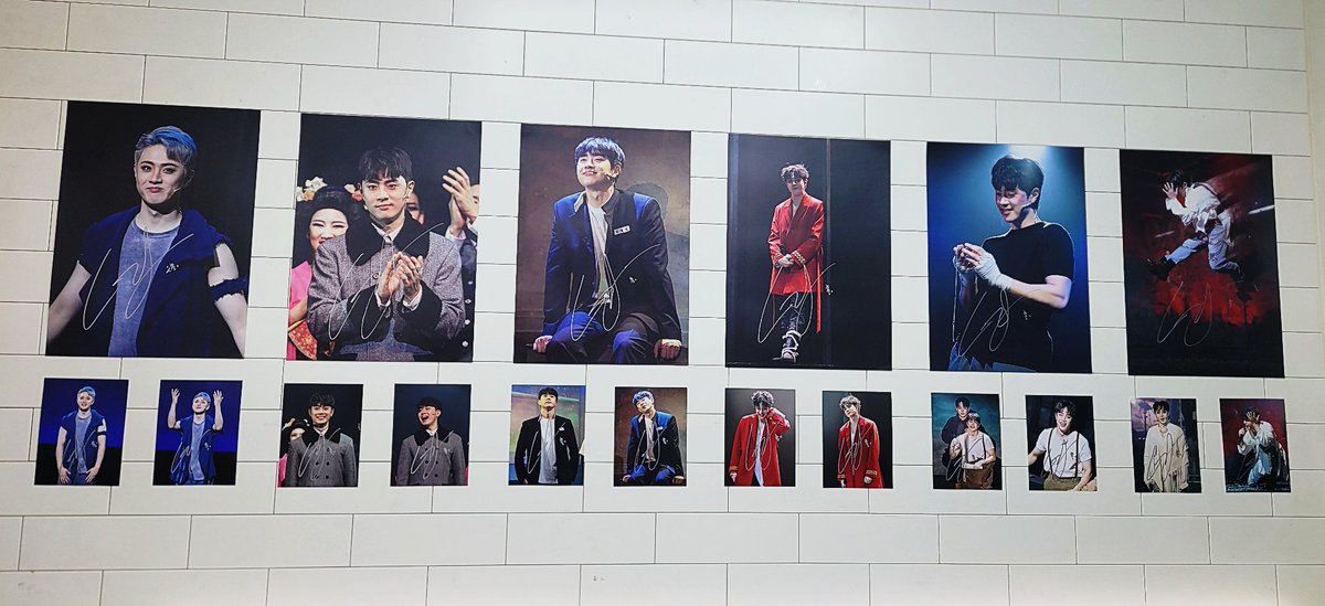 raymondasujin's tweet photo. 신의 은총을 받은 놀라운 재능으로 무대를 찢는 분🧑‍🎤
그래서 성함이 신은총이다🥰
배우님이 내린 사인의 은총으로 사진마다 사인이 있어 아름답다😍
필모 사진으로 된 럭키 세븐도 멋있다🌟
신은총 배우님 데뷔 7주년 축하드립니다🎂🥳
#그냥_하나만_기억해
#Lucky_7_tooooooong
#반짝이고_있어_여기 https://t.co/sRRkvyjiKh
