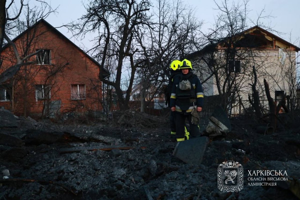 nakypiloua's tweet image. Перші фото наслідків атаки КАБ у Слобідському районі Харкова.

Внаслідок обстрілу приватного сектора постраждали десятеро людей, двох шпиталізували. Один будинок зруйнований. Вибухова хвиля зачепила приблизно 30 осель.

Джерело: Олег Синєгубов