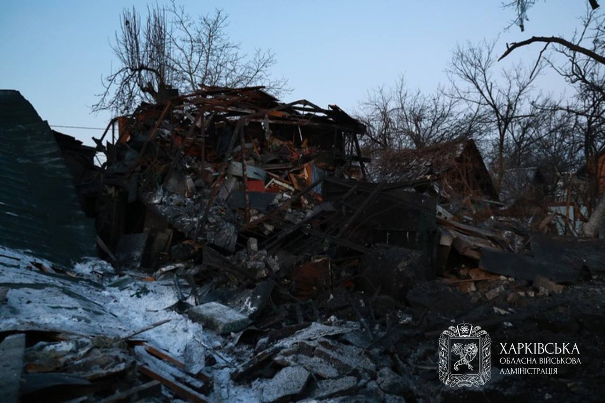 nakypiloua's tweet image. Перші фото наслідків атаки КАБ у Слобідському районі Харкова.

Внаслідок обстрілу приватного сектора постраждали десятеро людей, двох шпиталізували. Один будинок зруйнований. Вибухова хвиля зачепила приблизно 30 осель.

Джерело: Олег Синєгубов