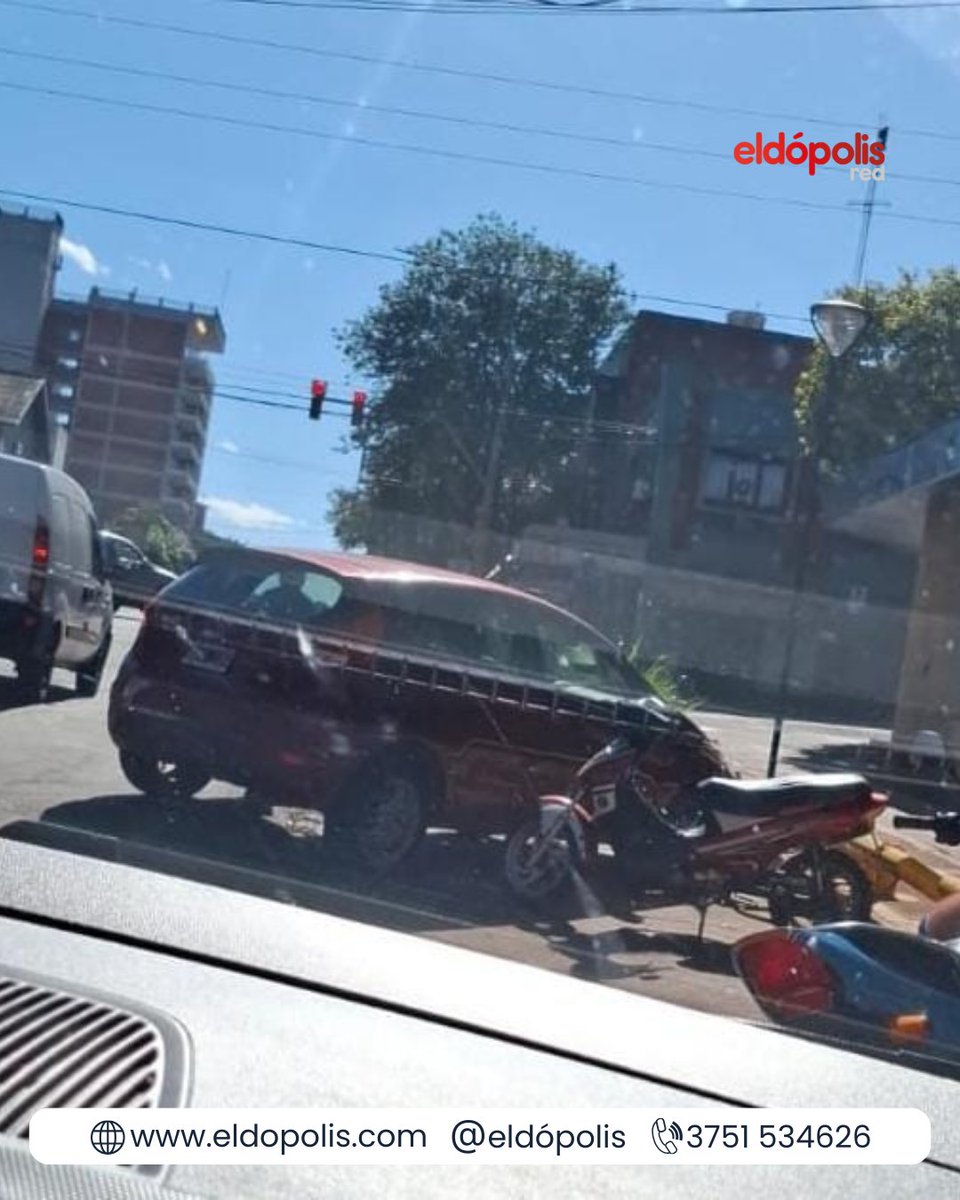 eldopolis's tweet image. [AHORA] 🔴 Eldorado | Un vehículo estacionado en la dársena de motos sobre la avenida San Martín, intersección con calle Kennedy, en el kilómetro 9