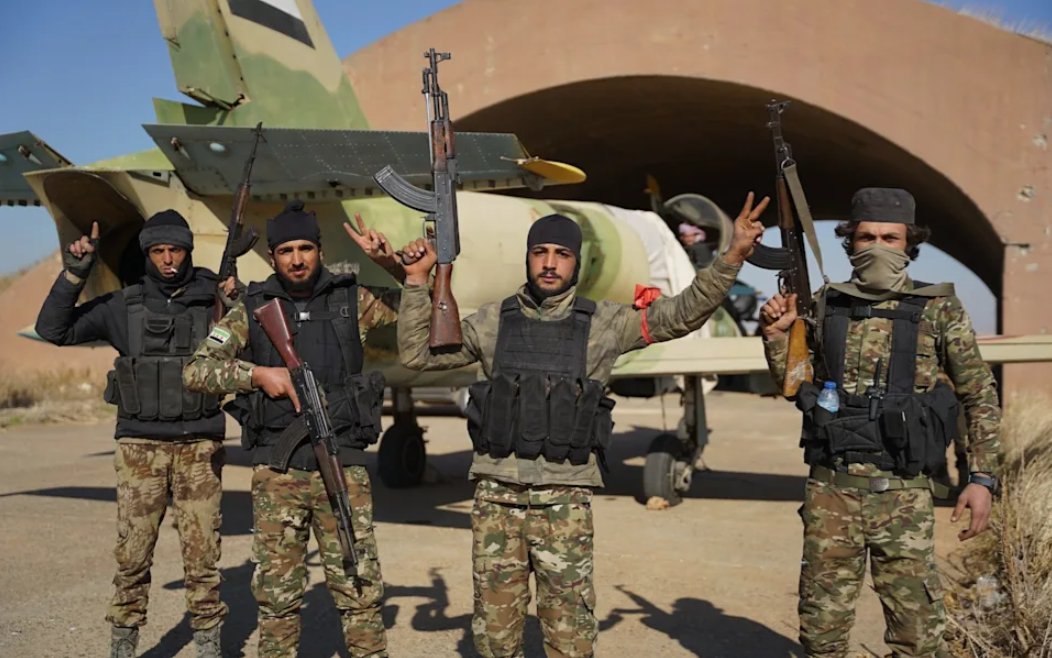 Mentre l’attenzione dell’Occidente è altrove, nel nord-est della Siria si sta consumando una delle crisi più gravi degli ultimi anni. Le forze curde delle SDF – quelle che hanno sconfitto l’ISIS per conto del mondo – stanno perdendo controllo su carceri, campi e territori chiave.