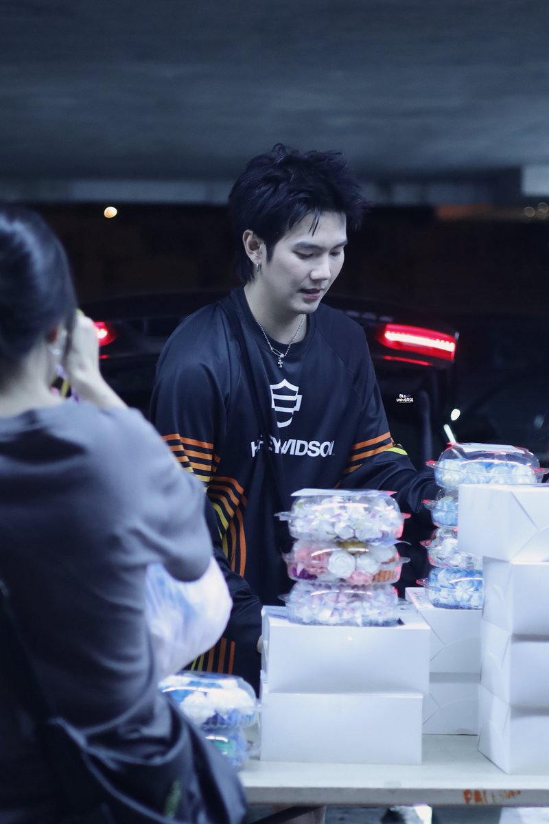 เมื่อวานน้องบิวจอดรถไกล พี่เลิฟเลยจะขับรถไปส่งน้องบิวที่รถ ก่อนขึ้นรถพี่เลิฟ น้องบิวหันมาเห็นเหรียญพอดี น้องบิวกับทีมงานแล้วก็พี่เลิฟเลยช่วยกันยกเหรียญขึ้นรถไป ดูแลใส่ใจกันอย่างดีเลย น่ารัก 🫶🏻

BETTER HAIR TOGETHER BUILD

180126 #NanNeverAloneXBuild
꒰ <a href="/JakeB4rever/">BIU.</a> #BuildJakapan