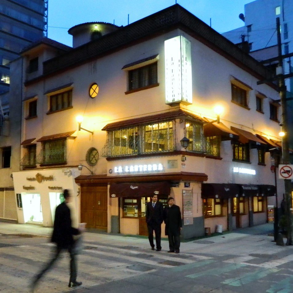 En Reforma 458,  esquina con Toledo, destacaba una casa por elementos neocoloniales, y se conservaba con pocas modificaciones, albergando al restaurante italiano La Lanterna, inaugurado en 1966 por el chef Ennio Petterino, que sería demolida en 2024, mudando al restorán a Palmas.