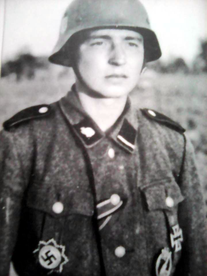 Alfred Hilger (1. Februar 1922) In der Waffen-SS gab es nur fünf Mannschaftsdienstgrade, die das Deutsche Kreuz in Gold verliehen bekamen – alle im Range eines SS-Rottenführers. Der erste von ihnen war Alfred Hilger für acht abgeschossene sowjetische Flugzeuge.