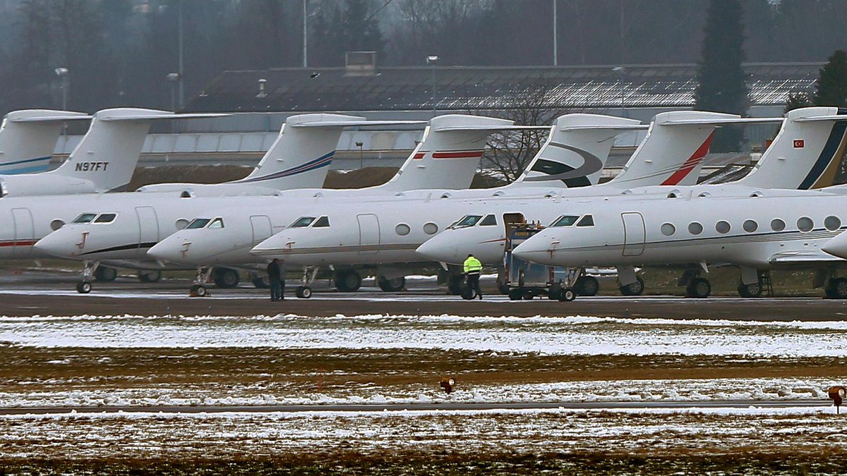 🚨🤮🤮Das Weltwirtschaftsforum beginnt heute, wenn globalistische Gangster mit ihren Privatjets nach Davos fliegen, um gemeinsam in Fünf-Sterne-Hotels Wagyu-Steak zu essen, während sie Pläne schmieden, dass alle anderen Fahrrad fahren, Insekten essen und in Kapseln leben sollen.