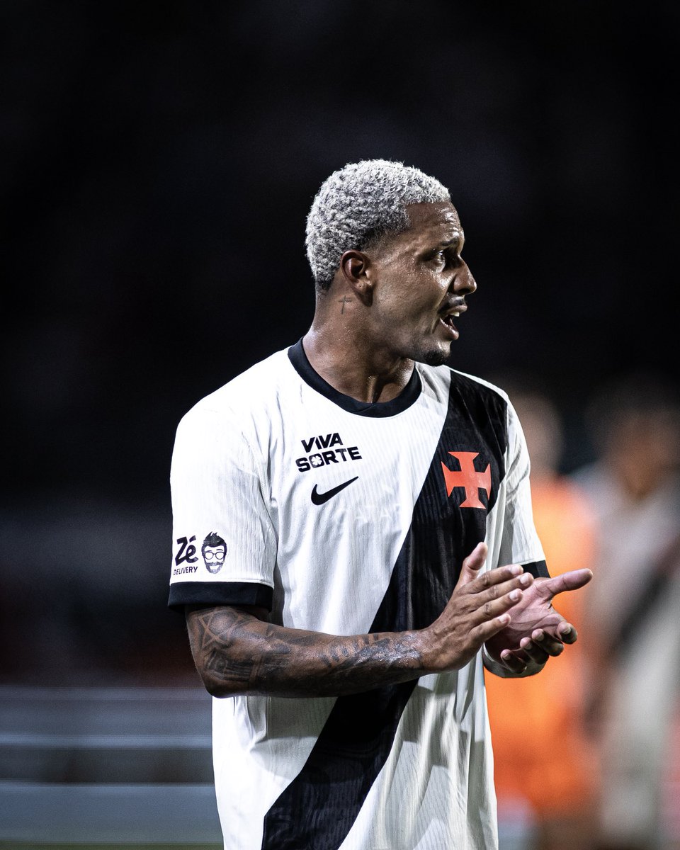 venecasagrande's tweet photo. O Vitória não concretizou a contratação de David porque tentou o zagueiro Lucas Freitas, também do Vasco, por empréstimo, e o time carioca não quis liberar. Com isso, o Leão decidiu não finalizar a aquisição do atacante. Foi uma forma de “revidar” a recusa do Cruzmaltino. Informação confirmada tanto pelo empresário de David quanto pela diretoria do Vitória.

Foto: Matheus Lima / Vasco