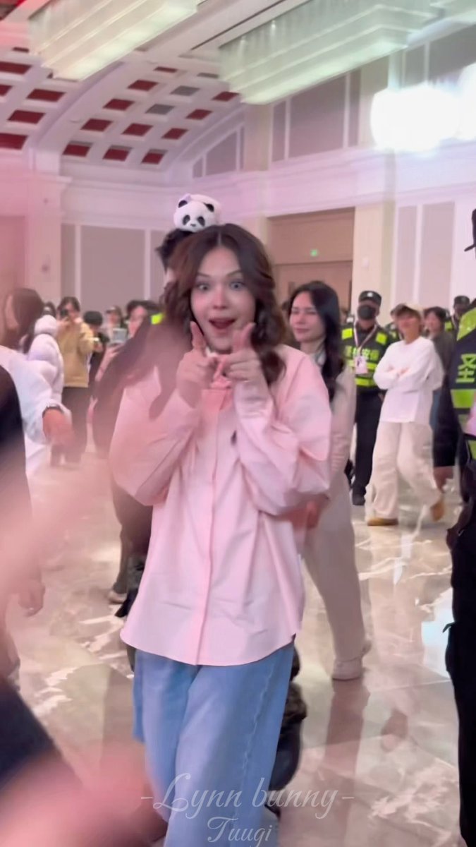 LMSY's reaction when they saw me😆：
🐰🐻：😳😲🫵🏻
so cuteeeeeeeee

#Lookmheexchengdu
#LMlookmhee
#ลูกหมีซอนญ่า #LMSY
#SonyaSaranphat