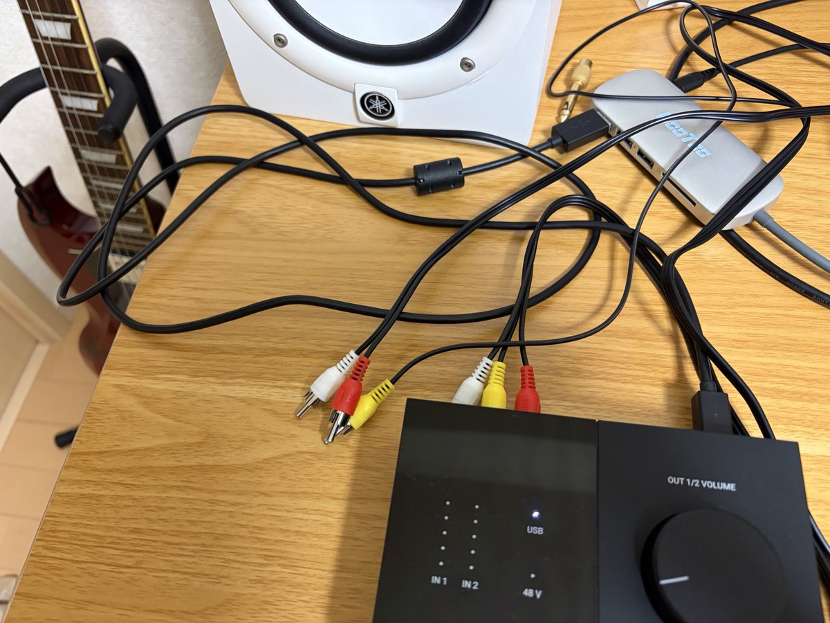 オーディオインターフェイスがRCA出力、スピーカーがTRS入力だから変換コネクターを使って、とりあえず間に合わせで100均で買った3色ビデオケーブルを使う