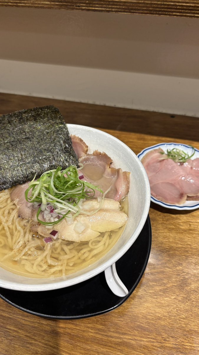 Decent___Man's tweet image. 湯頭看起來非常清淡，像一碗溫柔的晨光，喝進去卻濃郁得剛剛好，帶著清爽的回甘，完全不膩。麵條Q彈有嚼勁，每一口都很有滿足感。叉燒烤得邊緣微焦，香氣撲鼻，咬下去油脂香甜又不油膩，配上蔥花和洋蔥末，味道層次極豐富。整體吃完覺得舒服又滿足！