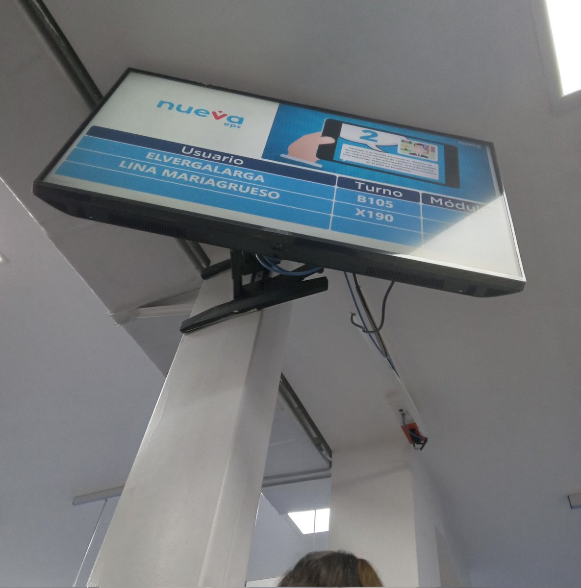 Aquí en la eps tratando de radicar una solicitud, haciendo fila desde las 7am, esto lleno y aun así la gente saca tiempo para mamar gallo 
#Bogotá