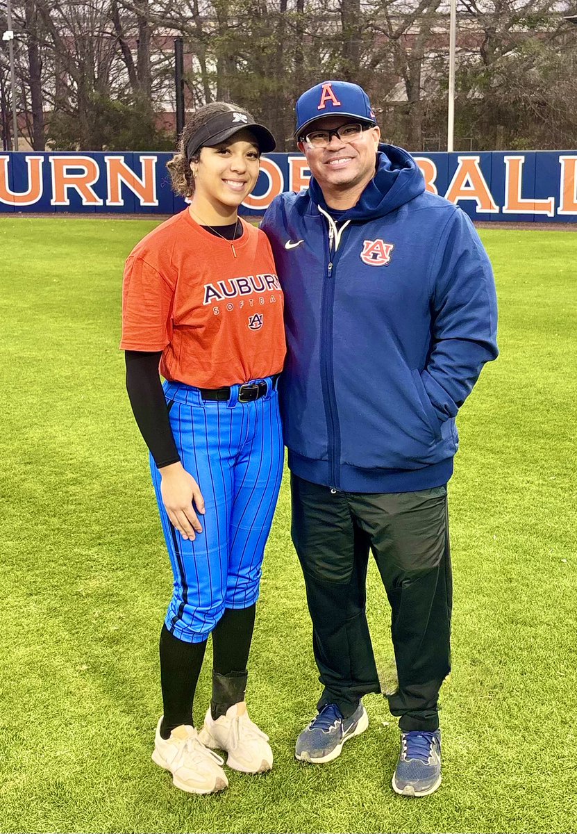 EllaWalker2029's tweet photo. Such a great weekend with @AuburnSoftball!  Absolutely loved getting coached by the staff and learning more about the school and program! #WDE 💙🧡🦅 @KateMalveaux @CoachMalveaux @rykerzc @DJSanders37 @OKAs2010Madden https://t.co/LM3b8IsmGY