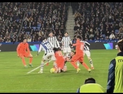 La imagen de la VARgüenza… Pero eh, que ha sido al Barça, no digáis nada… A seguir hablando de Negreria y tal.