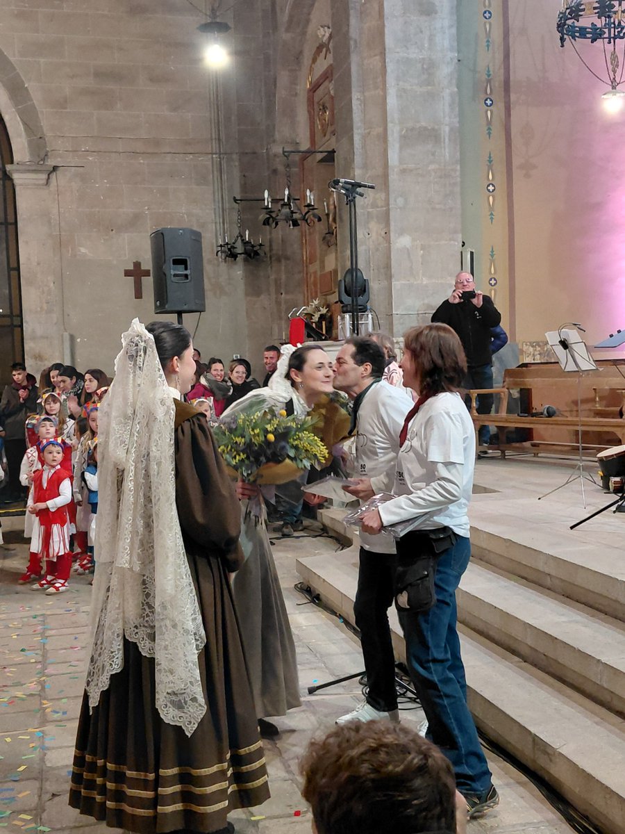 AjMoia's tweet photo. 🫶El moment culminant de la festa  va arribar amb la ballada multitudinària d’una vuitantena de dansaires que han interpretat el Ball de Gitanes els últims 50 anys

Posada en escena impecable i un reconeixement per Rosa Forcada i Jordi Ferrer, veritables ànimes de les danses https://t.co/NxR1GDbaPz