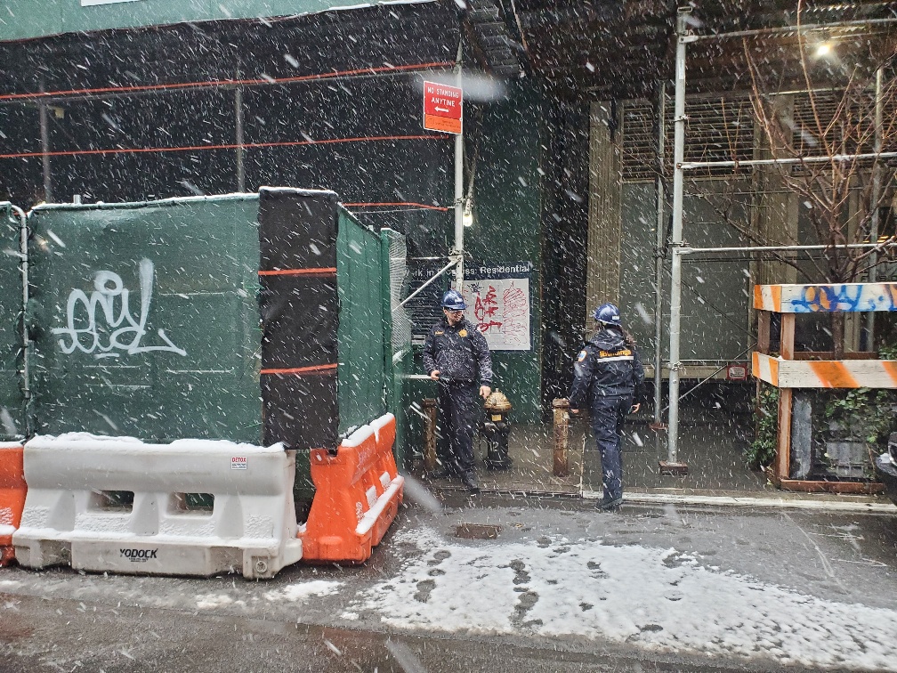 NYC_Buildings's tweet photo. ⚠️ NYC Severe #WeatherAdvisory ⚠️

Over the last few days the metropolitan area has experienced a persistent weather event of light and moderate snow and may continue to experience severe weather including heavy snow, freezing temps, and wind chills being in the single digits. https://t.co/3l67Y4jkM7