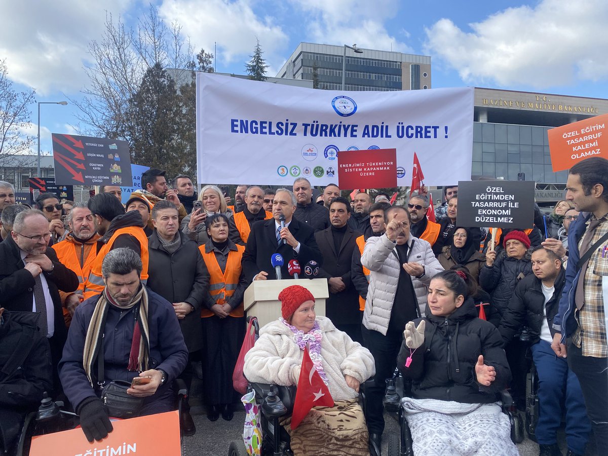Suat_Ozcagdas's tweet photo. 📍 Hazine ve Maliye Bakanlığı Önü – Özel Özel Eğitim Konfederasyonu Eylemi

Özel Özel Eğitim Konfederasyonu’nun eyleminde özel eğitim emekçileri, aileler ve engelli bireylerle yan yanaydık.

2006’da bir engelli çocuğa verilen destek neredeyse asgari ücret düzeyindeyken, bugün yüzde 28’e, yani dörtte bire düşmüş durumda.

❓Soruyoruz: Kendi maaşlarınıza zam alırken de böyle mi zam alıyorsunuz? Özel eğitim bir tasarruf kalemi değildir. Anayasal bir haktır.

Ücretlerin net, öngörülebilir ve sürdürülebilir biçimde düzenlenmesi; erken yaşta, nitelikli ve ücretsiz eğitimin güçlendirilmesi şarttır. Bu alanı ayakta tutan emek de, çocukların geleceği de yok sayılamaz.

Özel eğitim emekçilerinin ve ailelerin haklı mücadelesinin yanındayız.