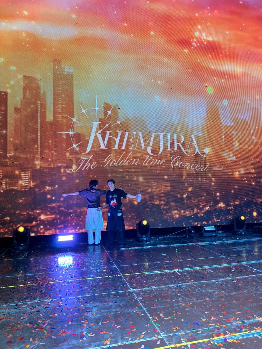 harit_keng's tweet image. ภูมิใจในตัวน้อง มาก ๆ ตอนผมอยู่บนสเตจลอยฟ้าแล้วมองลงมา ผมเห็นเด็กคนหนึ่งที่กำลังร้องสดพร้อม ๆ กับพี่ ๆ ทุกคน ในใจผมคิดว่า น้องเก่งจัง น้องกล้าที่จะก้าวข้ามความกลัวของตัวเองบนเวทีใหญ่ขนาดนี้ น้องโตขึ้นไวจัง เก่งมากงับ