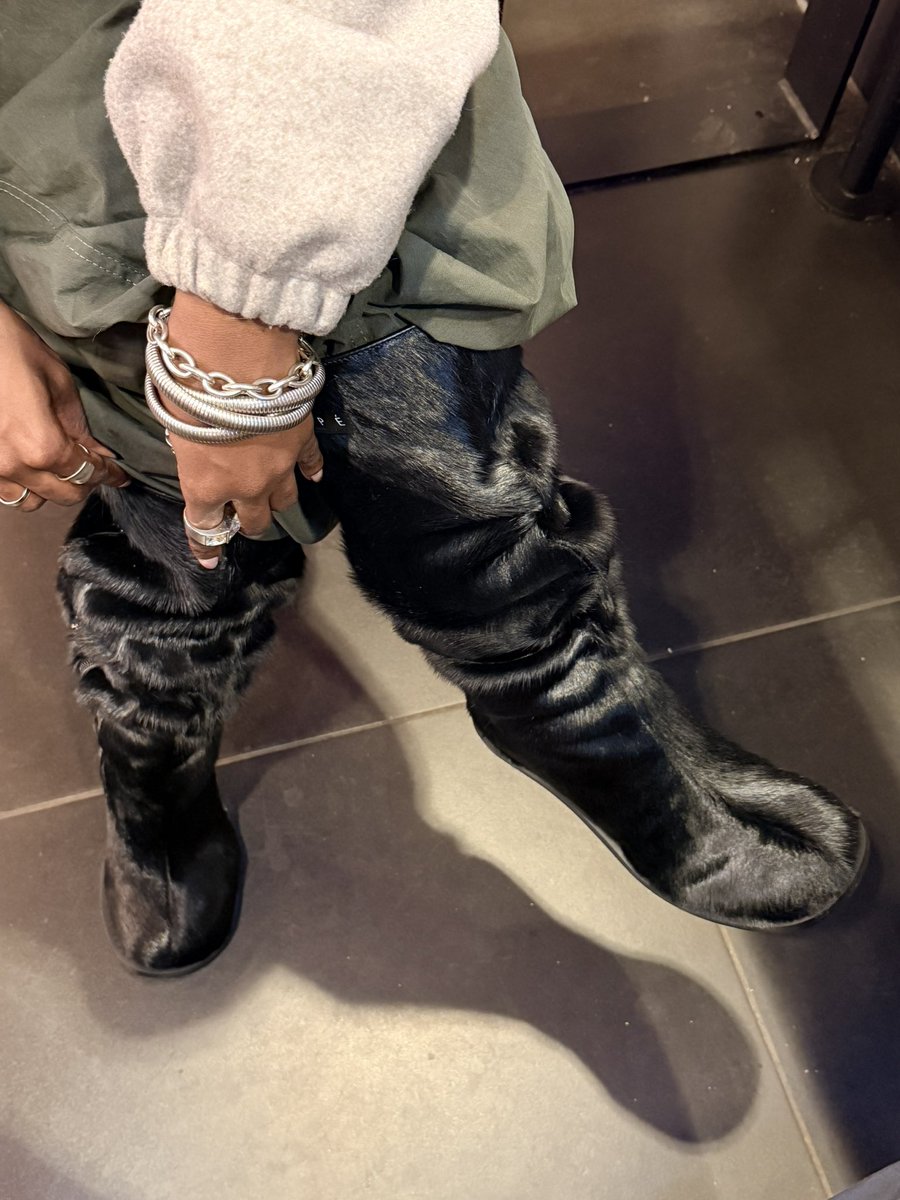 TomiAgape's tweet photo. I design &amp; make the hottest shoes idk https://t.co/zDb6y4LZmZ