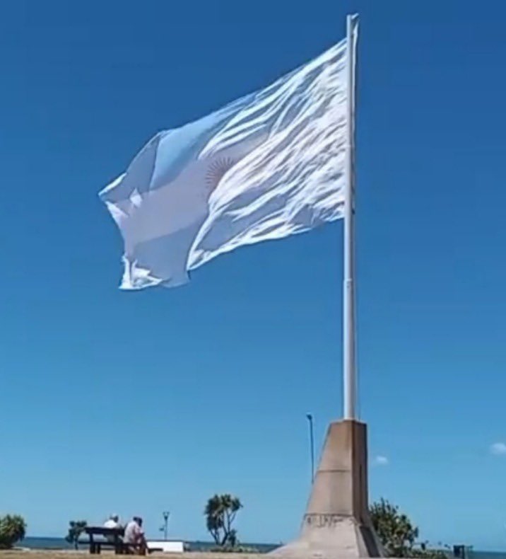 Mar del Plata, 2026: El Municipio puso una bandera argentina sublimada… de un solo lado.

Se pasan el día buscando el videíto, la toma, el viral… y terminan convirtiéndose en un meme.

Porque cuando gobernás para la foto y no para la ciudad, pasan estas cosas: improvisación,