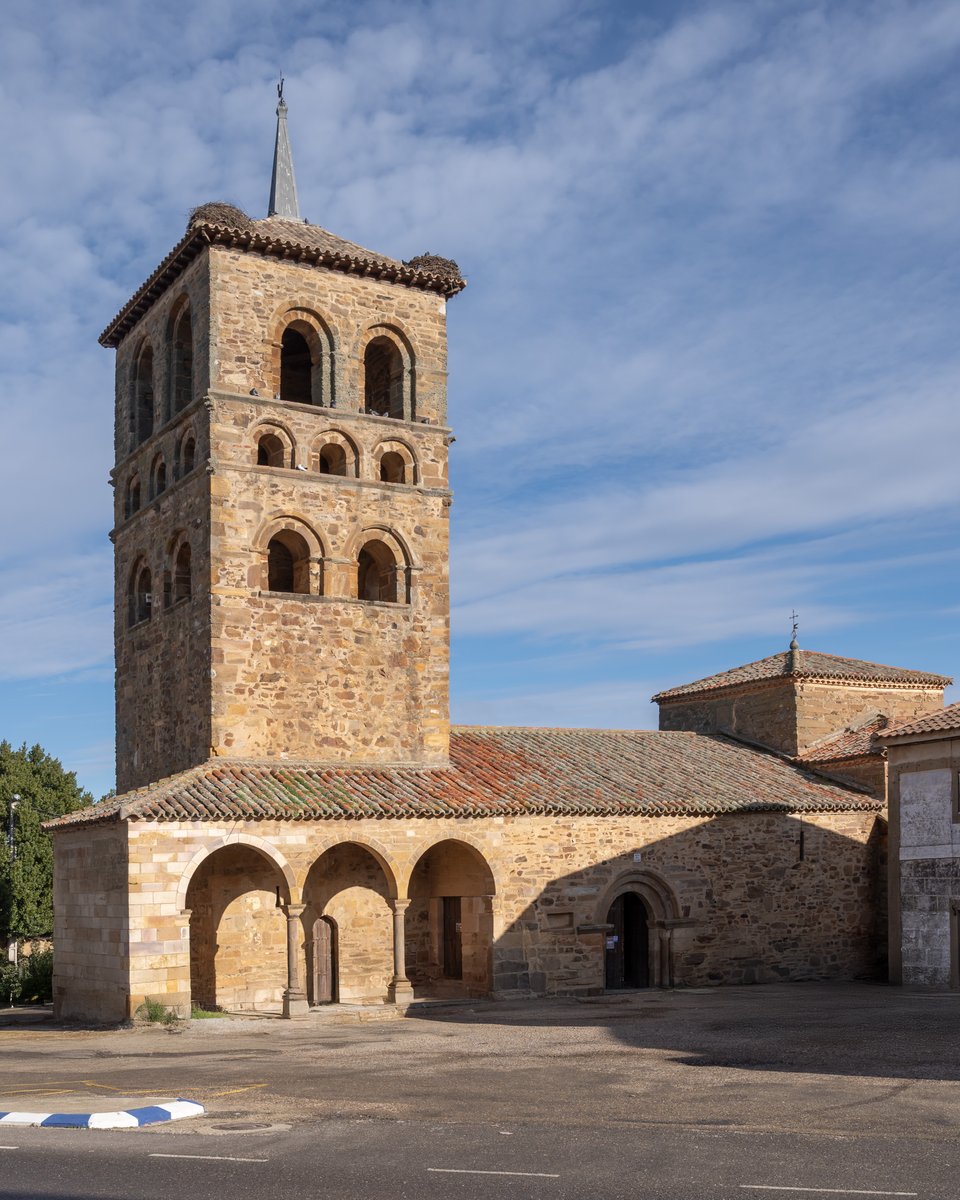ZamoraSpain's tweet photo. La iglesia de Santa María de Tábara es el único resto del monasterio de San Salvador de Tábara, que solo existió durante un siglo al ser arrasado por Almanzor, pero que contó con un destacado scriptorium en el que se elaboraron varios códices.

¡Descúbrela en este hilo!

🧵⬇️ https://t.co/OPPQVEkBeb