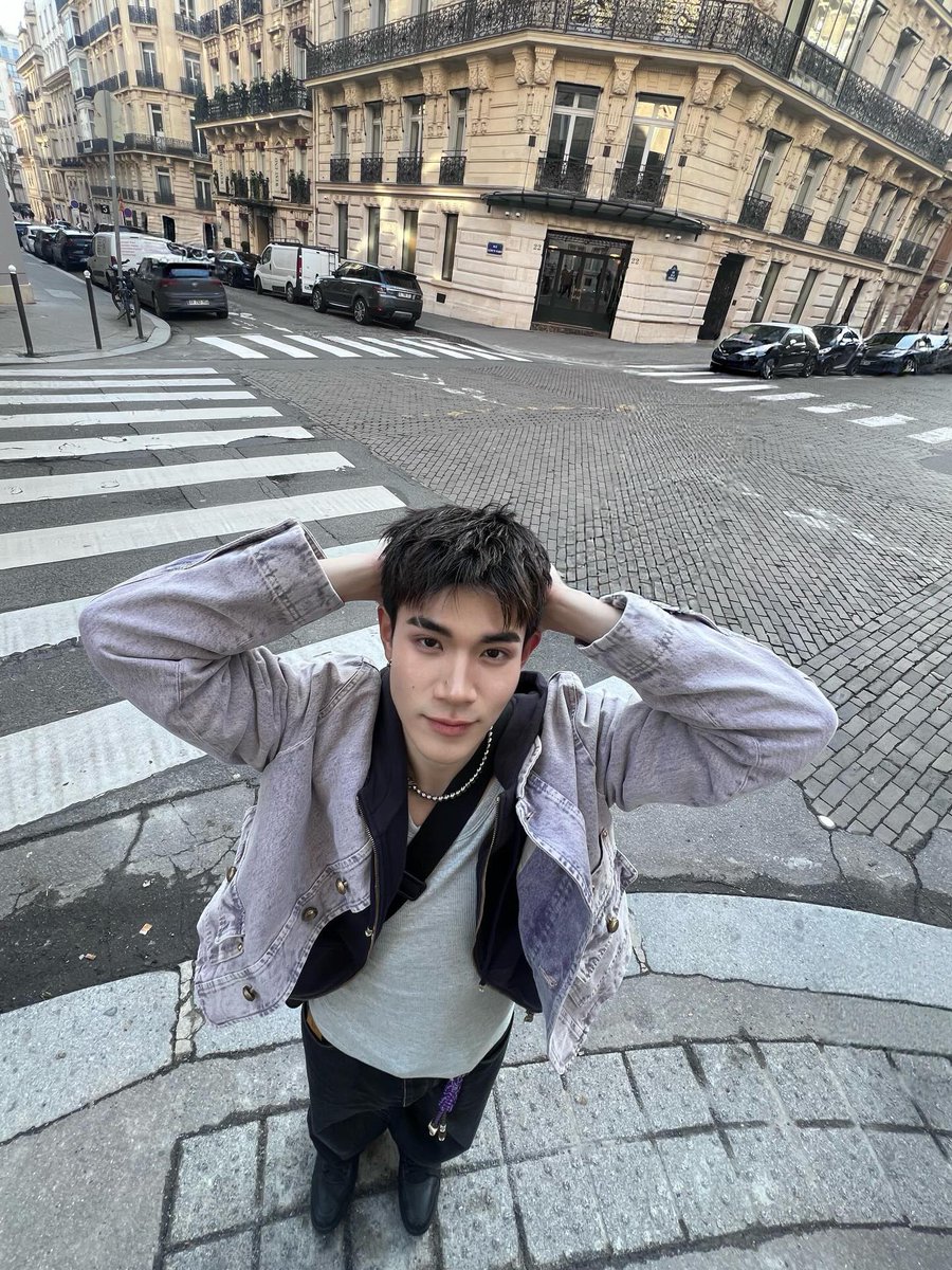 allnewsth2's tweet image. พาส่องลุคหนุ่ม "โฟร์ท ณัฐวรรธน์" @tawattannn เช็กอินกรุงปารีส ประเทศฝรั่งเทศ ก่อนเตรียมพร้อมเข้าร่วมงาน Louis Vuitton Men’s Fall/Winter 2026

#Fourthnattawat 
#โฟร์ทณัฐวรรธน์
#LVMenFW26 
#LouisVuitton
@LouisVuitton