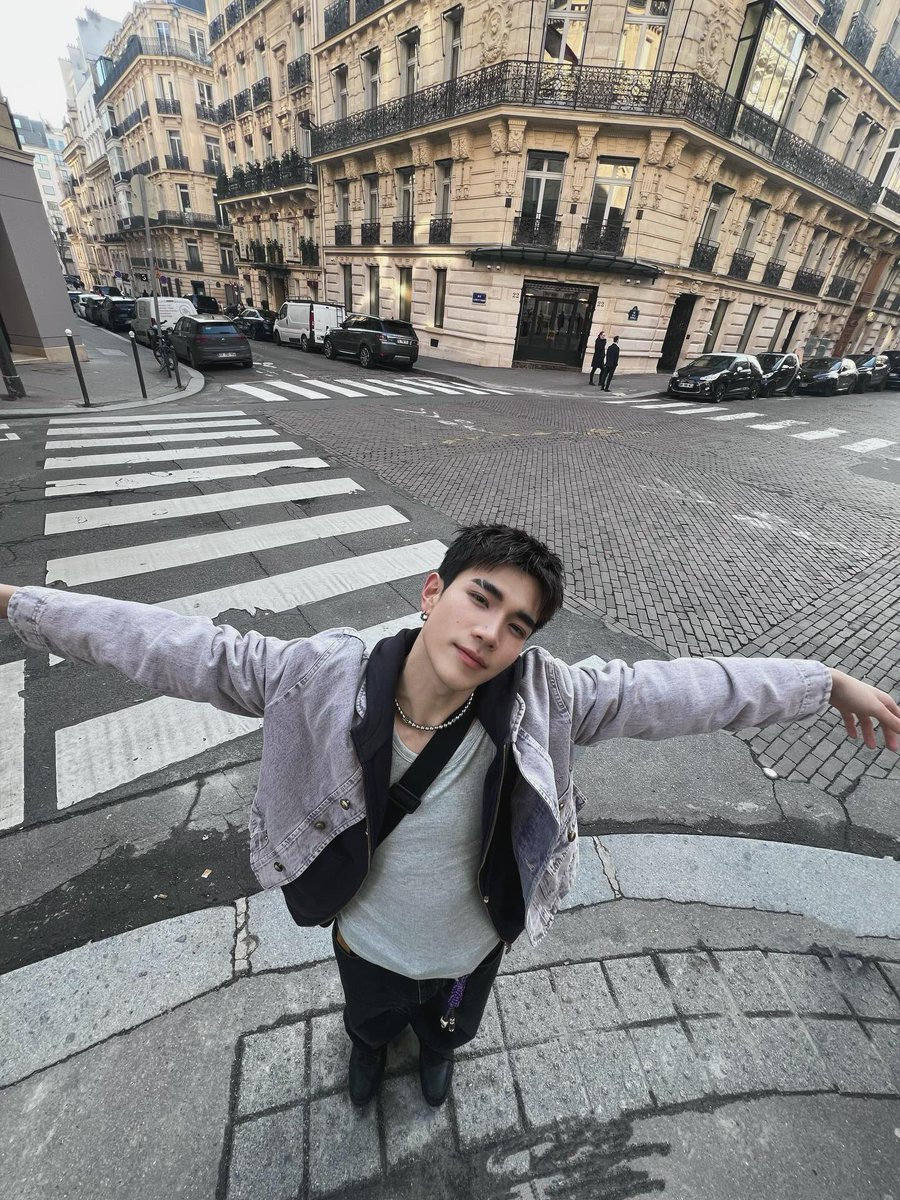 allnewsth2's tweet image. พาส่องลุคหนุ่ม "โฟร์ท ณัฐวรรธน์" @tawattannn เช็กอินกรุงปารีส ประเทศฝรั่งเทศ ก่อนเตรียมพร้อมเข้าร่วมงาน Louis Vuitton Men’s Fall/Winter 2026

#Fourthnattawat 
#โฟร์ทณัฐวรรธน์
#LVMenFW26 
#LouisVuitton
@LouisVuitton