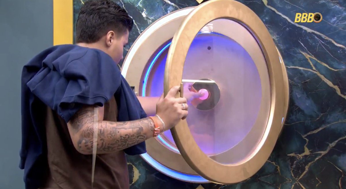 jejezaum's tweet image. 🚨ALERTA DE TEXTÃO. Por que NÃO É ASSÉDIO o ato criminoso do PEDRO?

No ASSÉDIO SEXUAL (art. 216-A) precisa ter superioridade hierárquica ou ascendência inerente ao emprego, cargo ou função. Há um constrangimento de alguém a fim de uma obtenção de uma vantagem ou de um…