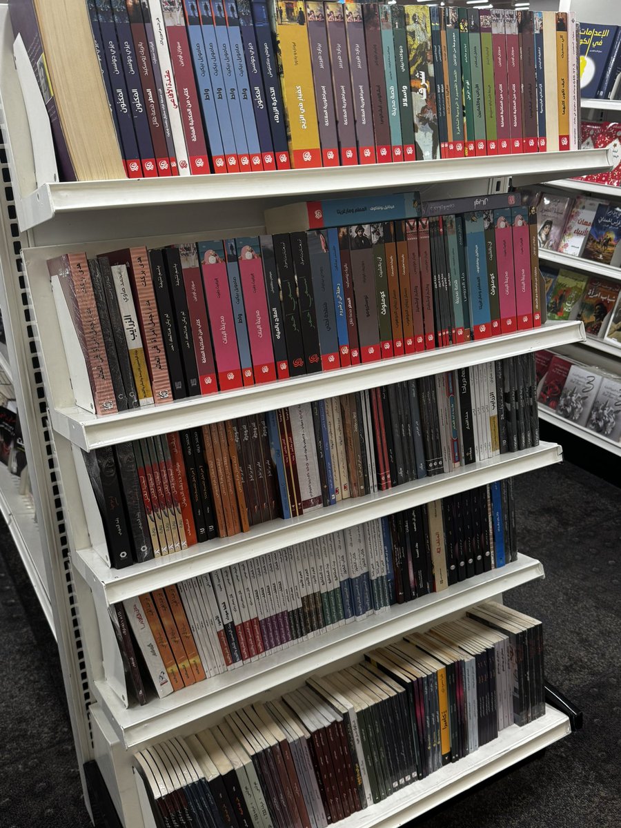 lemspace1's tweet image. دوامي خلص ولكن عندي إجتماع مهم بعد ساعة .. قررت اقضيها في جرير اختار كتاب مميز يرافقني غدًا