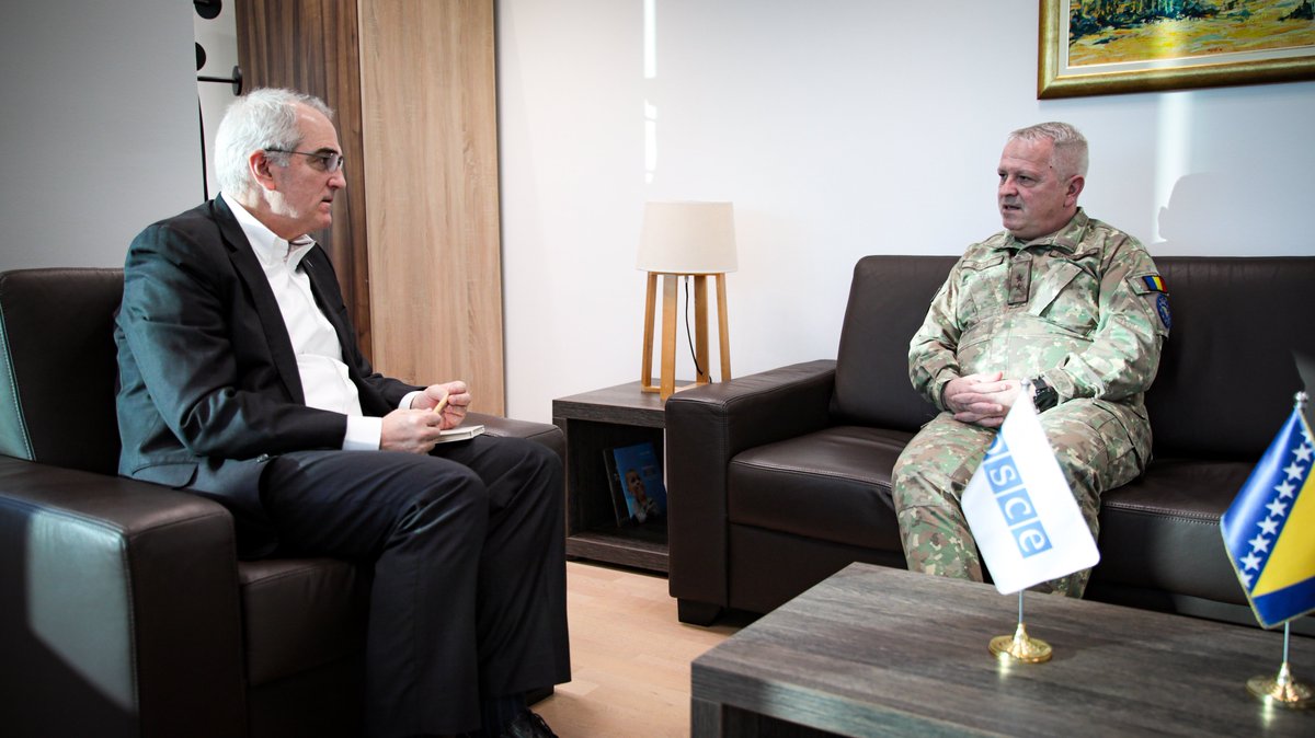 OSCEBiH's tweet photo. .@OSCEBiH Head of Mission bid farewell today to the @euforbih Commander Major General Florin-Marian Barbu.
#OSCEBiH remains grateful to EUFOR for longstanding collaboration and dedication to peace and stability and wishes General Barbu continued success in future endeavors. https://t.co/xCJTppmyAS