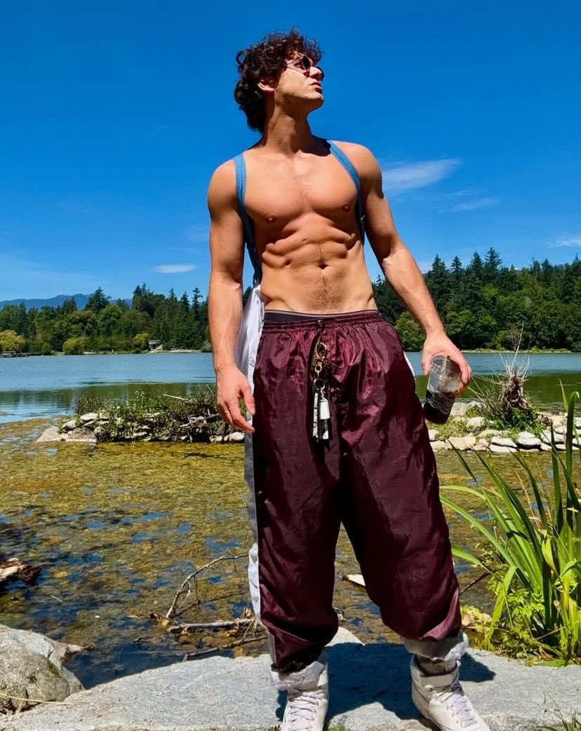 mixleven's tweet image. minha hannah muito guerreira mesmo, eu ja teria caído na dele 5 segundos depois dele ter vindo falar comigo 🫦