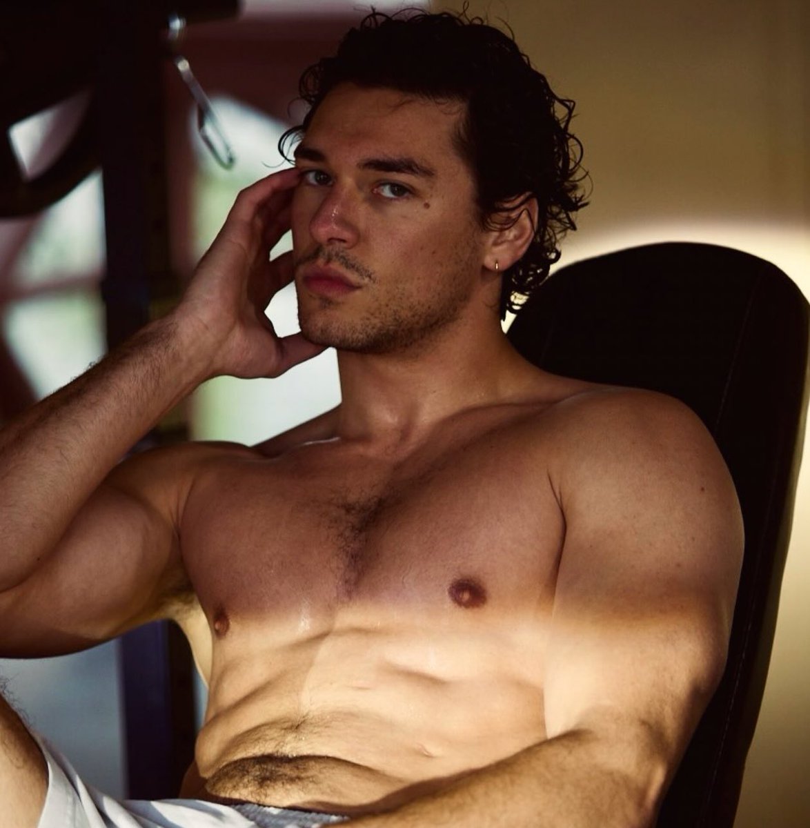 mixleven's tweet image. minha hannah muito guerreira mesmo, eu ja teria caído na dele 5 segundos depois dele ter vindo falar comigo 🫦