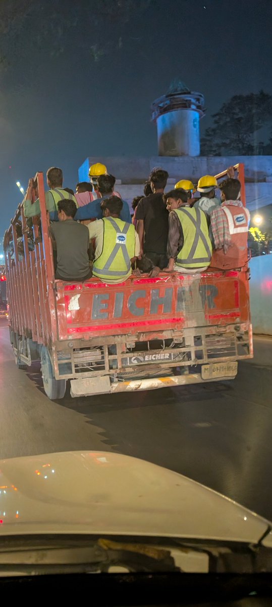 rakeshnishad114's tweet photo. @aajtak @narendramodi  Desh to tarakki kar raha hai lekin in garibon ke bare mein kaun sochega  ye log desh ka no  1. City Mumbai hey https://t.co/UEvWuOEi4e