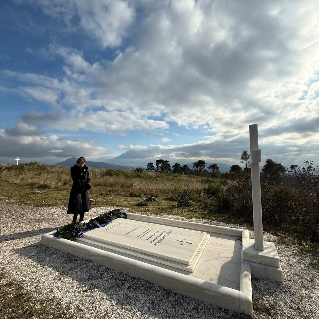 sarahdiaryz's tweet image. Princess Sophie of Romania, on behalf of her eldest sister, The Custodian of the Romanian Crown, paid tribute to the late King Constantine II of the Hellenes during a Private Burial ceremony at the Tatoi cemetery in Tatoi, Greece today 🖤

📸 Romanian Royal Family