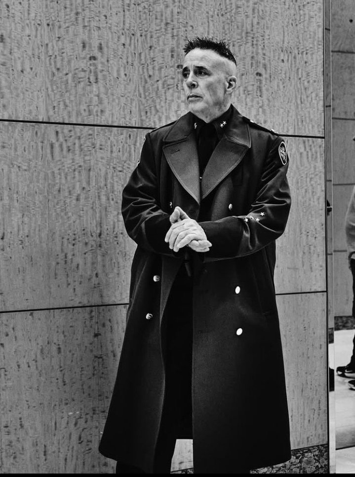 Eccovi Gregory Bovino, alto funzionario della U.S. Custom and Border Patrol, in due delle sue migliori apparizioni. Ma no, non sono neonazisti.