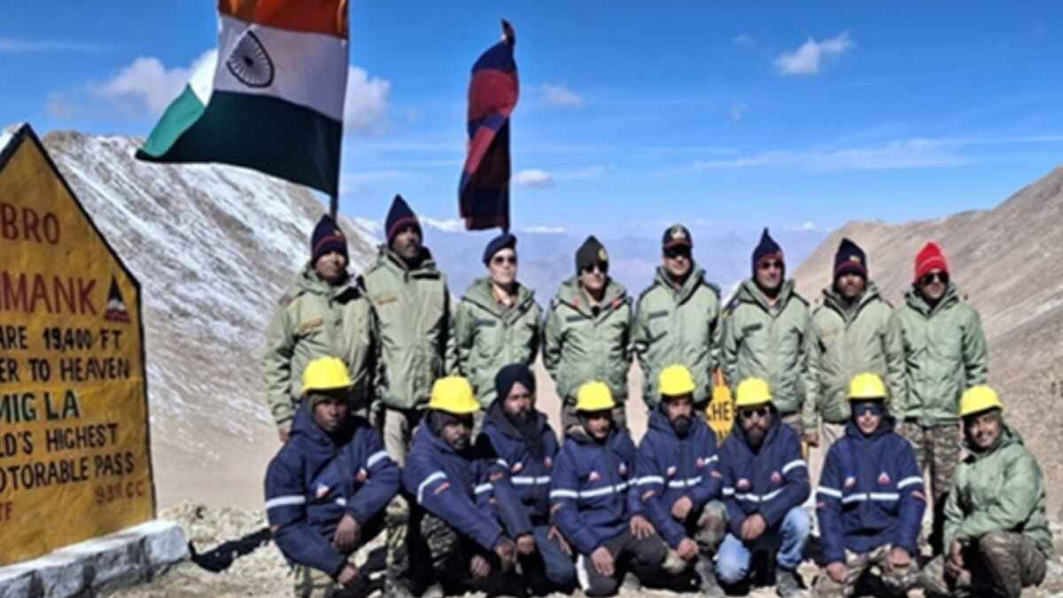 TheNewsDaily11's tweet image. 356 projects. 18 field projects. 1 mission: Sovereignty. 🇮🇳 The #BRO is redefining India's border infra with a record ₹17,900 Cr target for 2026. From #SelaTunnel to the Trans-Kashmir project, the Himalayas are being tamed!  #BorderRoads

ndaily11.blogspot.com/2026/01/border…