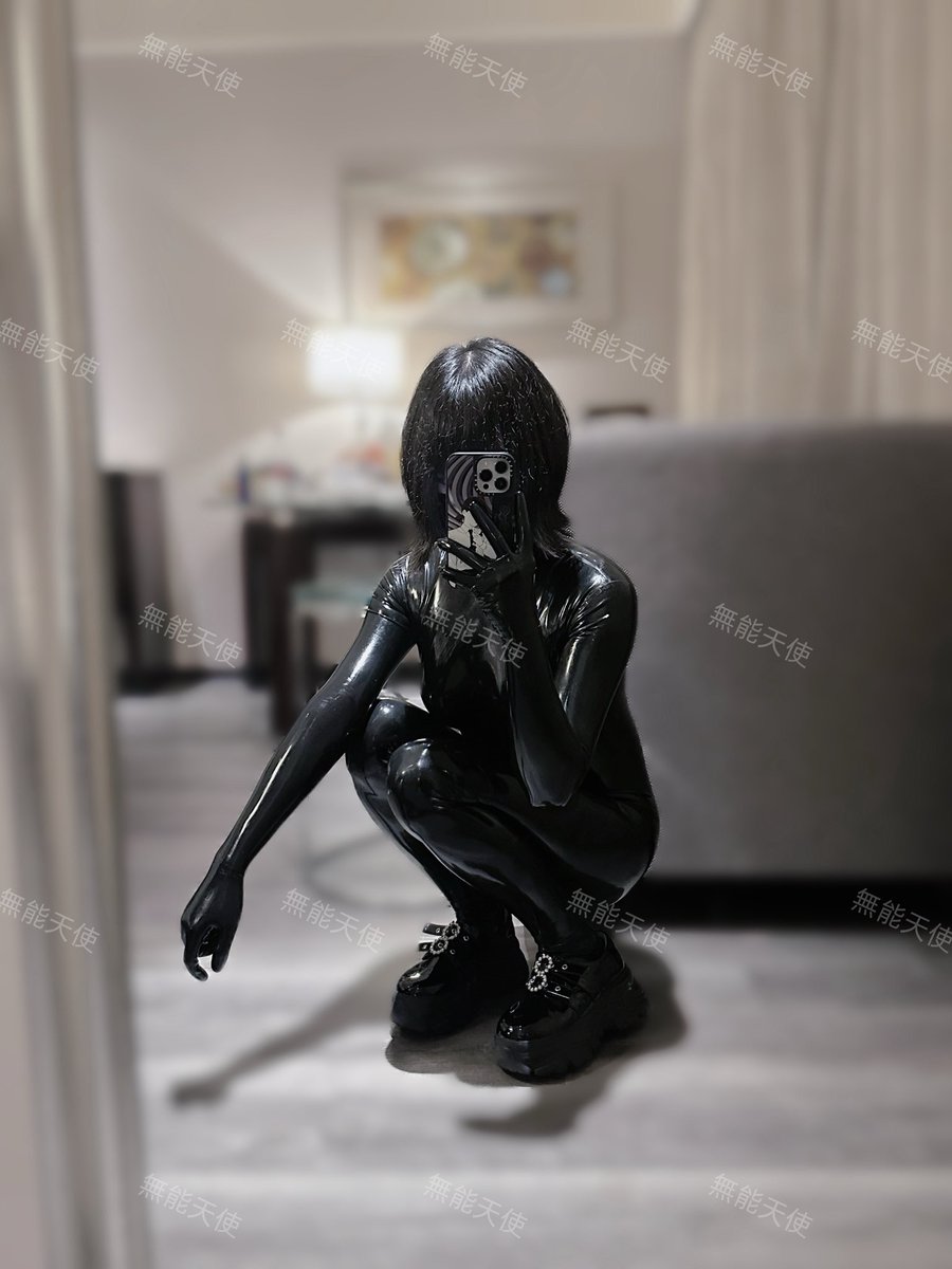 TTTenshiii's tweet photo. 依旧黑色
#latex #胶衣 #ラバー https://t.co/f4ZeaEiCNQ