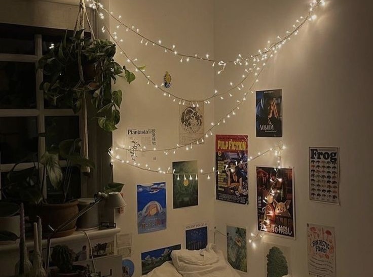 specsdotdesign's tweet photo. Okayyyy soooo I'm thinking about doing an Art Project for my room. I have a corner which isn't getting used and is pretty dull so I'm thinking of designing my own posters and recreating this room decor. Will share updates soon 👀✨ https://t.co/KFpDFrMSby