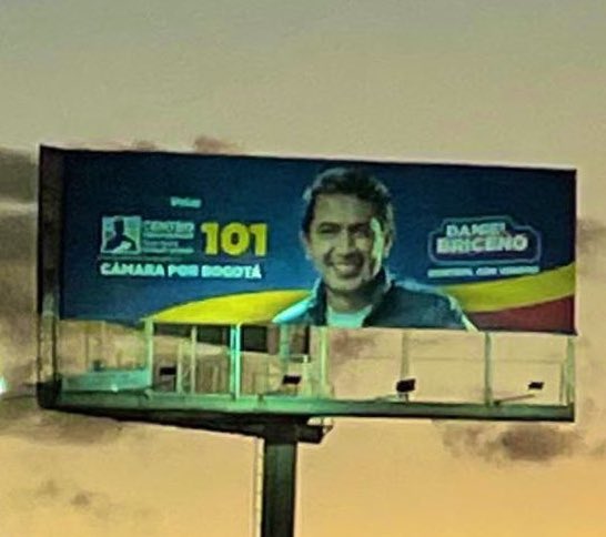 UldaricoChilito's tweet image. Daniel Briceño pasó de comprar chaquetas de $100 mil en San Victorino a pagar vallas de $30 millones mensuales. No una, ya van más de cuatro. Solo en vallas, el gasto supera los $360 millones. El supuesto adalid de la austeridad terminó siendo un politiquero más financiado.