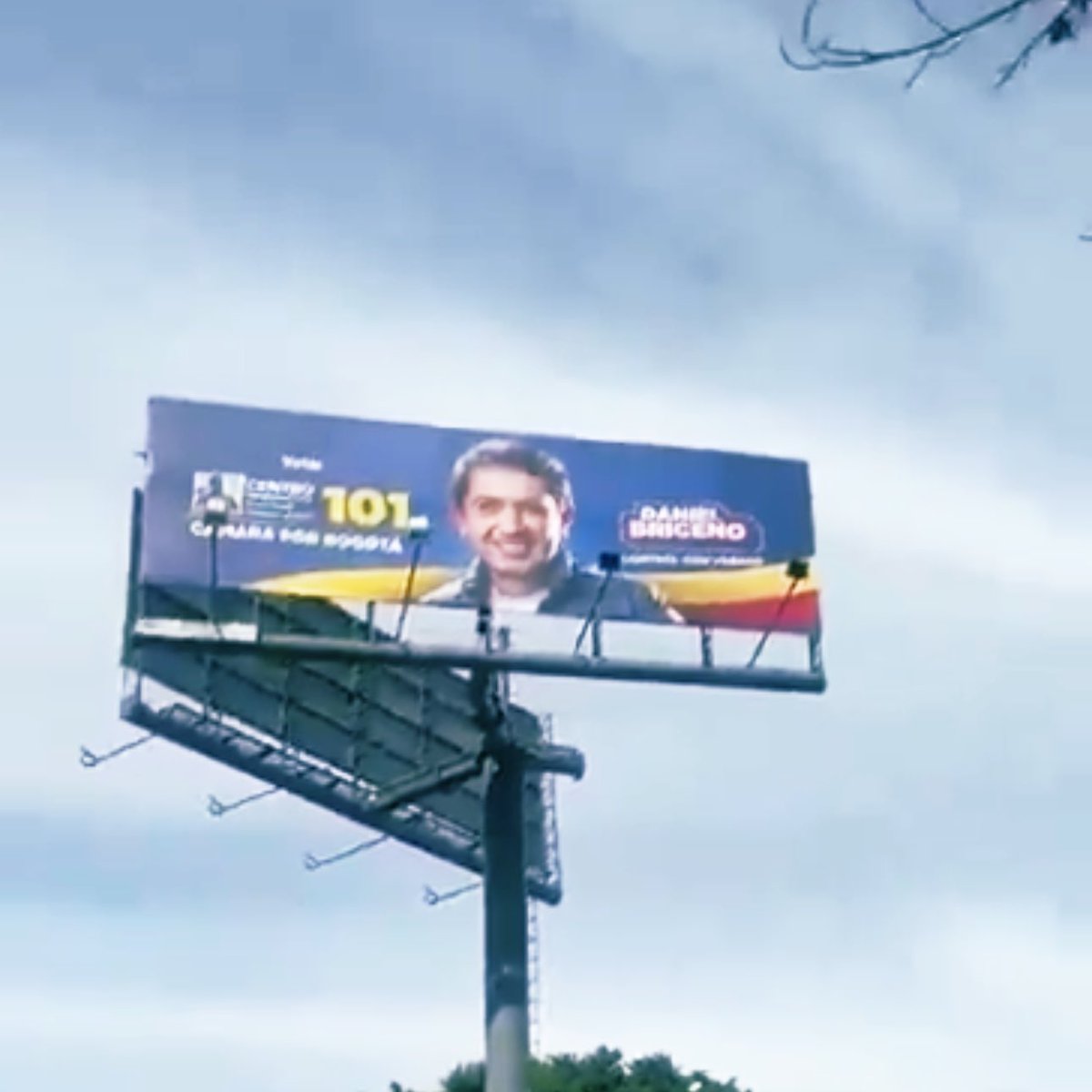 UldaricoChilito's tweet image. Daniel Briceño pasó de comprar chaquetas de $100 mil en San Victorino a pagar vallas de $30 millones mensuales. No una, ya van más de cuatro. Solo en vallas, el gasto supera los $360 millones. El supuesto adalid de la austeridad terminó siendo un politiquero más financiado.