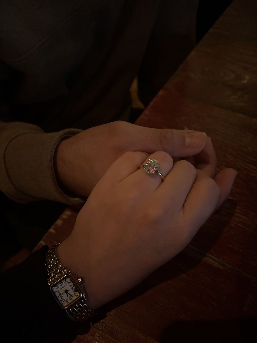finelinebws's tweet photo. alexa, play paper rings by taylor swift 😛 https://t.co/d6nErcwYQV
