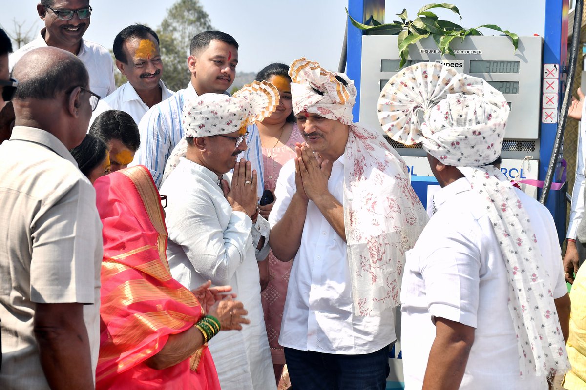 abitkar_prakash's tweet photo. आज श्री. प्रकाश सखाराम जठार व श्री. बाबासो सखाराम जठार या बंधूच्या Nayara Energy शिवम पेट्रोलियमच्या उद्घाटन समारंभास उपस्थित राहिलो. 

दर्जेदार सेवा व विश्वासार्हतेच्या माध्यमातून हा व्यवसाय परिसराच्या विकासास नक्कीच हातभार लावेल. जठार कुटुंबाचे या नव्या व्यवसायासाठी अभिनंदन व पुढील वाटचालीसाठी मनःपूर्वक शुभेच्छा.

या कार्यक्रमास महाराष्ट्र कृषी संचालक श्री. दत्तात्रय उगले , शरद सहकारी सूत गिरणीचे व्हा.चेअरमन श्री. अशोक फराकटे, बिद्री कारखान्याचे संचालक, श्री. बाजीराव गोधडे, बिद्री कारखान्याचे व्हा. चेअरमन सुनिल सूर्यवंशी, जिल्हा नियोजन समिती मा. सदस्य श्री. जे.के पाटील व आदी मान्यवर उपस्थित होते.

१९ जानेवारी २०२६ |📍गारगोटी, ता. राधानगरी, कोल्हापूर

#Shivsena #prakashabitkar #NayaraEnergy  #InaugurationCeremony #localdevelopment