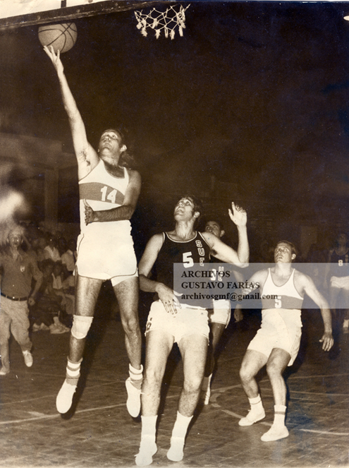 #UnaFotoCualquiera
Hace 54 años (19/1/1972). Unión Eléctrica 97 - Universitario 75. Cancha de Nuevo Brasil. 5ª fecha del Campeonato Mayor.
Juan "Canasta" Cisneros ensaya una bandeja, observan Guzmán y Juan Carlos Fratini.