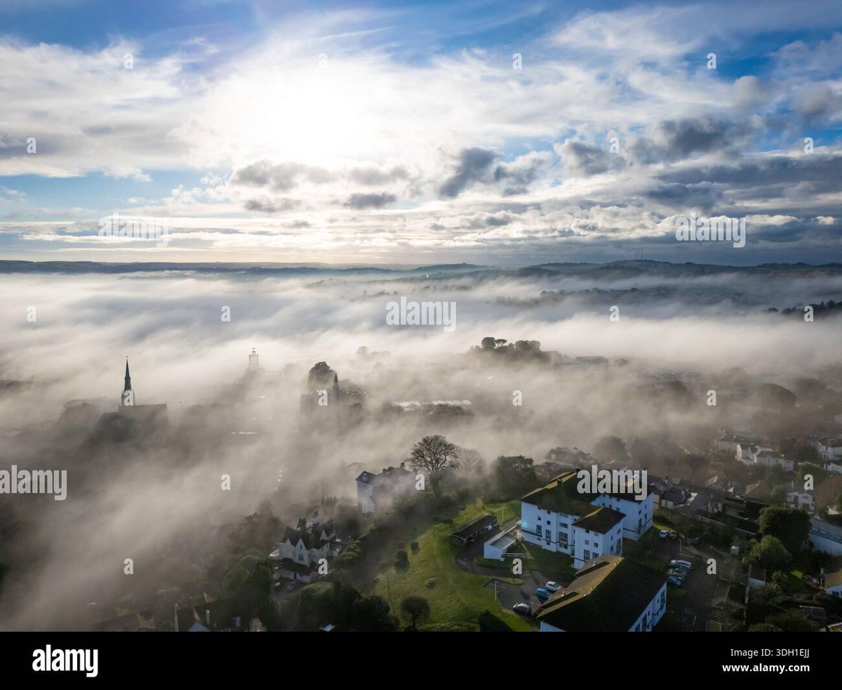 Look at this dramatic fog over #Torquay this afternoon in #UK #weather. <a href="/alamy/">Alamy</a>  <a href="/VisitDevonUK/">Visit Devon</a> #Devon alamy.com/torquay-uk-dra…