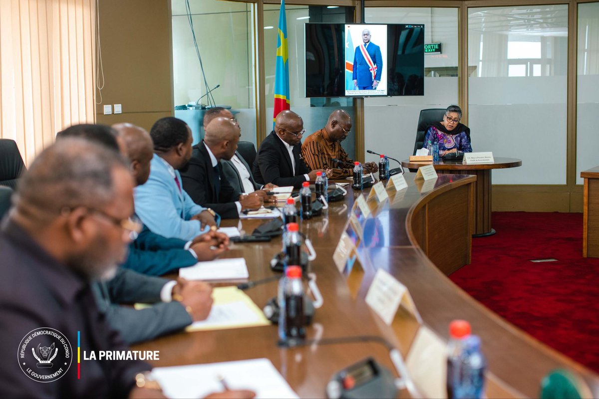 PrimatureRDC's tweet photo. #Sécurité #Humanitaire 
19 janvier 2026| Face à la situation de crise à Uvira (Sud-Kivu), la Première Ministre Judith Suminwa Tuluka a convoqué une réunion d’urgence de haut niveau afin de coordonner la réponse humanitaire, sécuritaire et judiciaire du Gouvernement, après les atrocités perpétrées par l’armée rwandaise et l’AFC-M23.

• Coordination interministérielle immédiate sous l’autorité de la Cheffe du Gouvernement
• Priorité à la restauration progressive de l’autorité de l’État et à la sécurisation de la ville
• Prise en charge humanitaire de plus de 267 000 réfugiés dans les pays voisins
• Préparation du retour des populations, conditionné à des évaluations sécuritaires et sociales
• Engagement ferme contre l’impunité et pour la cohésion nationale

Cette réunion marque le début d’un dispositif gouvernemental continu, centré sur la protection des civils, la stabilité durable et le respect de la souveraineté nationale.