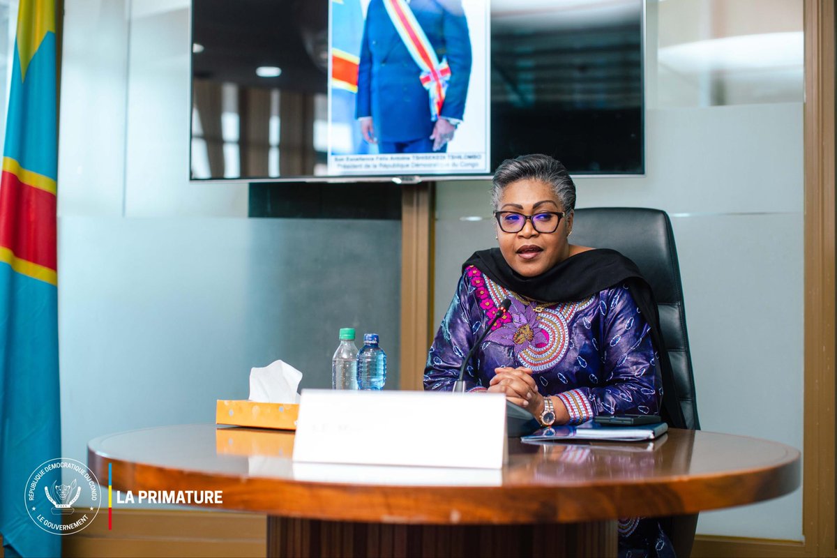 PrimatureRDC's tweet photo. #Sécurité #Humanitaire 
19 janvier 2026| Face à la situation de crise à Uvira (Sud-Kivu), la Première Ministre Judith Suminwa Tuluka a convoqué une réunion d’urgence de haut niveau afin de coordonner la réponse humanitaire, sécuritaire et judiciaire du Gouvernement, après les atrocités perpétrées par l’armée rwandaise et l’AFC-M23.

• Coordination interministérielle immédiate sous l’autorité de la Cheffe du Gouvernement
• Priorité à la restauration progressive de l’autorité de l’État et à la sécurisation de la ville
• Prise en charge humanitaire de plus de 267 000 réfugiés dans les pays voisins
• Préparation du retour des populations, conditionné à des évaluations sécuritaires et sociales
• Engagement ferme contre l’impunité et pour la cohésion nationale

Cette réunion marque le début d’un dispositif gouvernemental continu, centré sur la protection des civils, la stabilité durable et le respect de la souveraineté nationale.