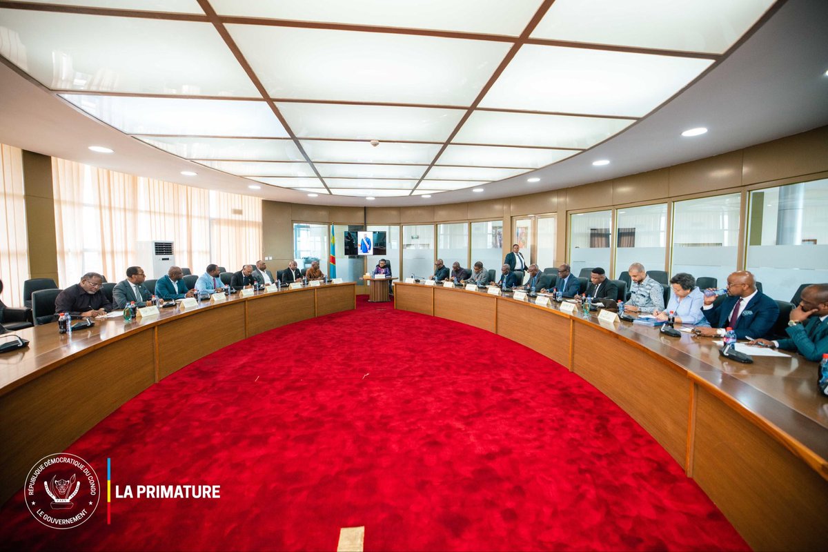 PrimatureRDC's tweet photo. #Sécurité #Humanitaire 
19 janvier 2026| Face à la situation de crise à Uvira (Sud-Kivu), la Première Ministre Judith Suminwa Tuluka a convoqué une réunion d’urgence de haut niveau afin de coordonner la réponse humanitaire, sécuritaire et judiciaire du Gouvernement, après les atrocités perpétrées par l’armée rwandaise et l’AFC-M23.

• Coordination interministérielle immédiate sous l’autorité de la Cheffe du Gouvernement
• Priorité à la restauration progressive de l’autorité de l’État et à la sécurisation de la ville
• Prise en charge humanitaire de plus de 267 000 réfugiés dans les pays voisins
• Préparation du retour des populations, conditionné à des évaluations sécuritaires et sociales
• Engagement ferme contre l’impunité et pour la cohésion nationale

Cette réunion marque le début d’un dispositif gouvernemental continu, centré sur la protection des civils, la stabilité durable et le respect de la souveraineté nationale.